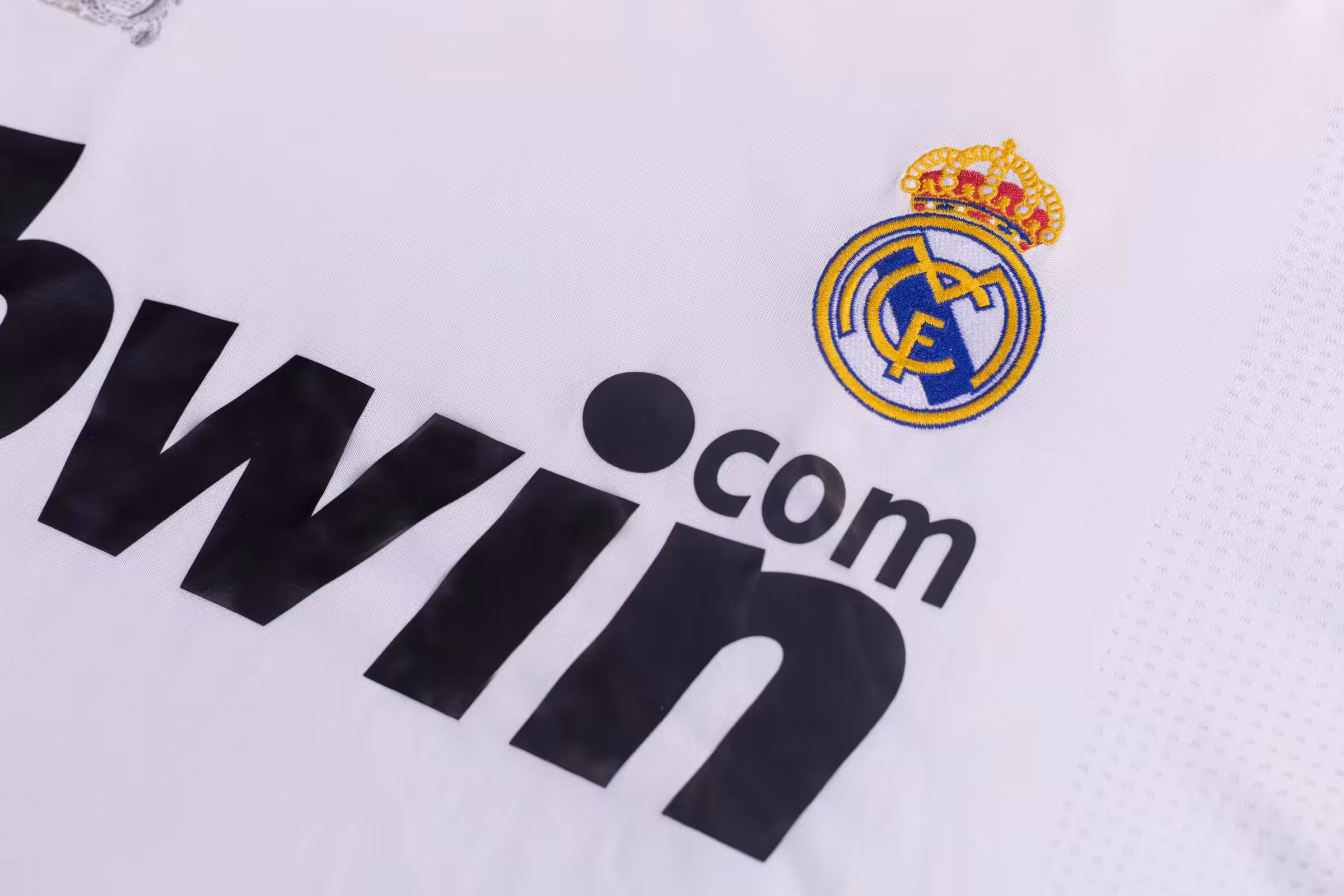 Ronaldo #9 Retro Real Madrid Home Jersey 2009/10 - Image 4